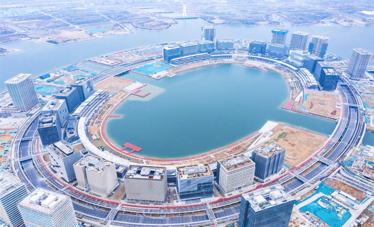 日前,中建五局、中建七局、中建八局参建的郑州龙湖金融岛正式开放。项目位于河南郑州北龙湖中部核心,由内外环共 42 栋建筑群围合而成,总建筑面积 365 万平方米,目前开放的金融岛内环由 20 栋写字楼及配套商业围合而成,全部建成后将成为河南省及中原经济区重要的金融地标。 (吾声、柒轩、巴轩)