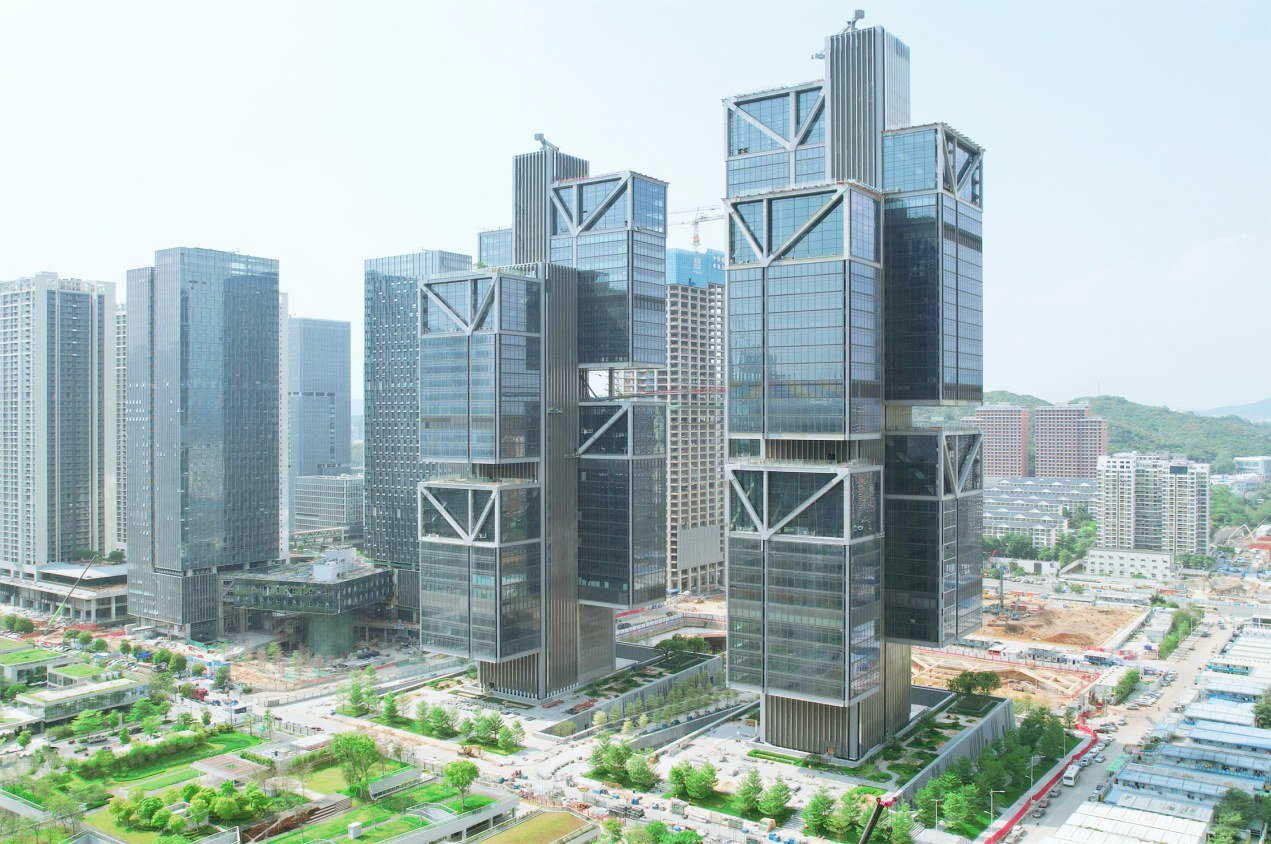 近日,中建四局承建的大疆天空之城项目通过竣工验收。项目位于深圳市南山区,由东西两塔组成,其中东塔高211.6米、西塔高193.1米。项目作为大疆创新科技有限公司的全球总部基地,建成后将拥有无人机企业总部集聚、研发创新、运营服务和综合配套服务四大功能区,成为深圳又一地标建筑。 (翁锐煌)