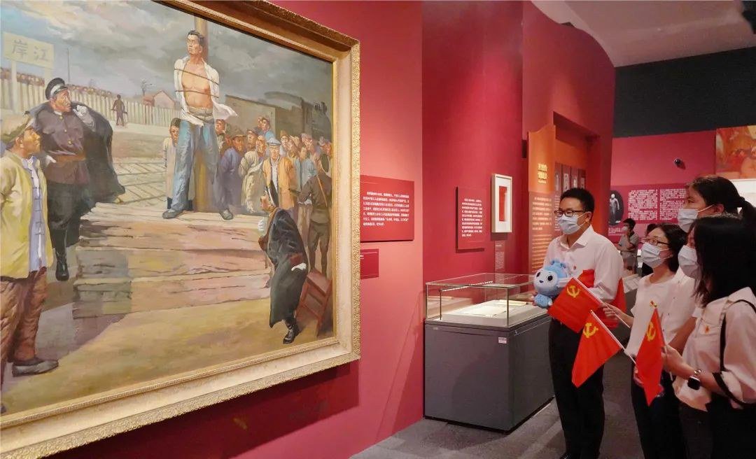 中建发展所属中建生态环境在京党支部组织党员赴国家博物馆参观“人格的力量——中国共产党人的家国情怀”主题展,深刻感悟共产党人的为民初心和家国情怀。