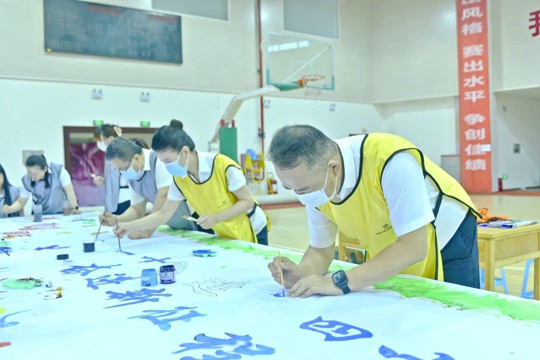 中建西部建设新疆公司机关党支部举办“党史学习大比拼”答题竞赛,党员绘制“喜迎二十大 建证四十年 奋进新征程”巨型长卷,表达对新时代的美好期待。