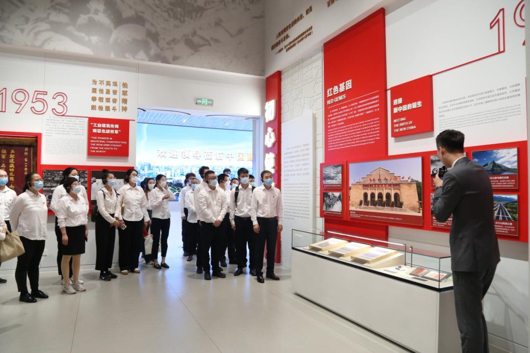 中建产研院党员赴“中国建造之路”企业展厅参观 ,重温中国建筑 40 年来奋斗发展历程,感悟中国建筑始终与祖国共奋进、与时代共成长的光辉历程。