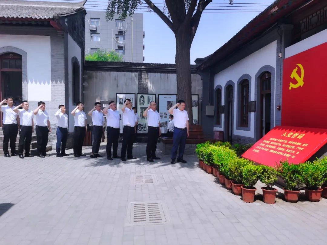 中建港航局西北事业部党支部全体党员、预备党员和入党积极分子前往八路军西安办事处缅怀先烈,重温入党誓词,引导广大党员牢记初心使命,奋力开创企业发展新局面。