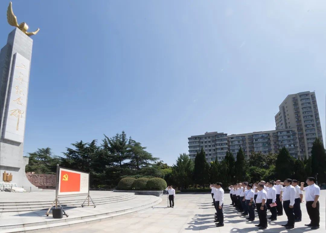 “我志愿加入中国共产党,拥护党的纲领,遵守党的章程……”中建三局总部党员代表赴武汉二七纪念馆参观研学,并在毛泽东亲笔题名的二七烈士纪念碑前重温入党誓词。