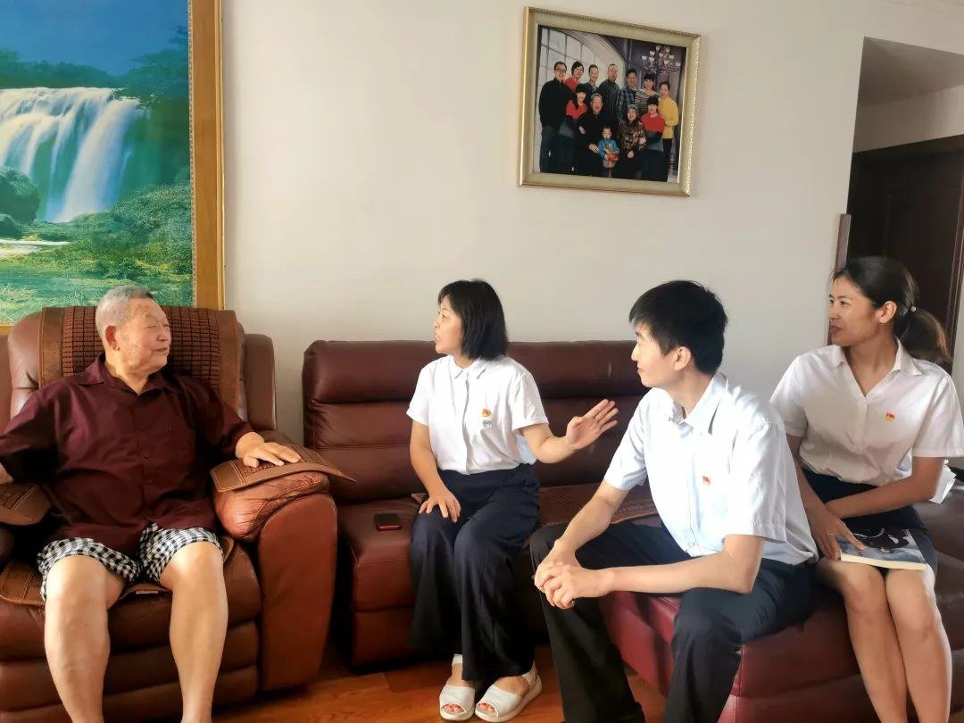 中建装饰所属中外园林陕西分公司党支部拜访原兰州军区空军副参谋长李玉信,聆听老党员讲党课,激励广大党员干部坚定信念,永远跟党走。