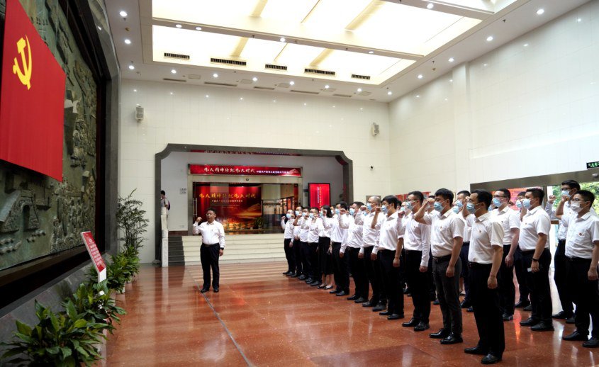 中建国际引导和帮助党员群众上好“大思政课”,国内事业部支部党员参观了苏州革命博物馆,重温入党誓词,接受红色历史的洗礼和熏陶。