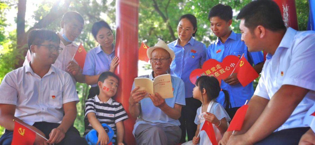 中建丝路(西北区域总部)总承包事业部第一、二、三党支部联合组织事业部干部职工实地观摩牛背梁红色教育基地,重温入党誓词,开展党性教育,接受红色精神洗礼。
