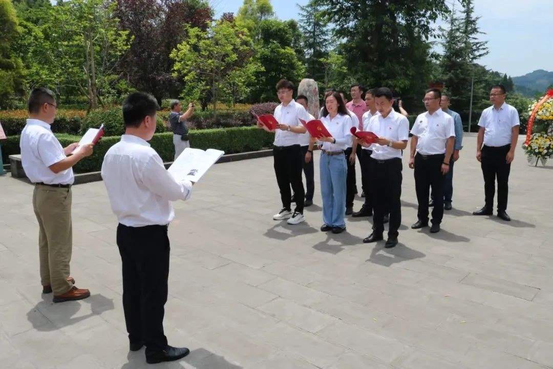 中建长江(西南区域总部)第二党支部全体党员以及入党积极分子以歌唱形式重温入党誓词,让入党誓词入脑入心,督促广大党员干部不忘初心继续前进。