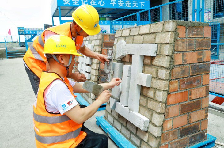 中建二局一公司长沙梦想天悦项目党支部以劳动技能竞赛形式,开展“喜迎二十大 建功新时代”主题党日活动。工人在墙面上砌筑出“喜迎二十大 建证四十年”主题字样。