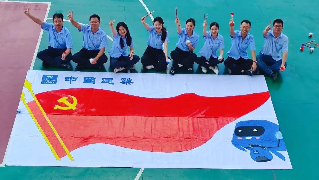 中建七局土木工程公司长沙绿地星城光塔项目党支部党员、入党积极分子及青年职工齐动手,共同绘制巨幅党旗,用行动表达中建员工的爱党之心。