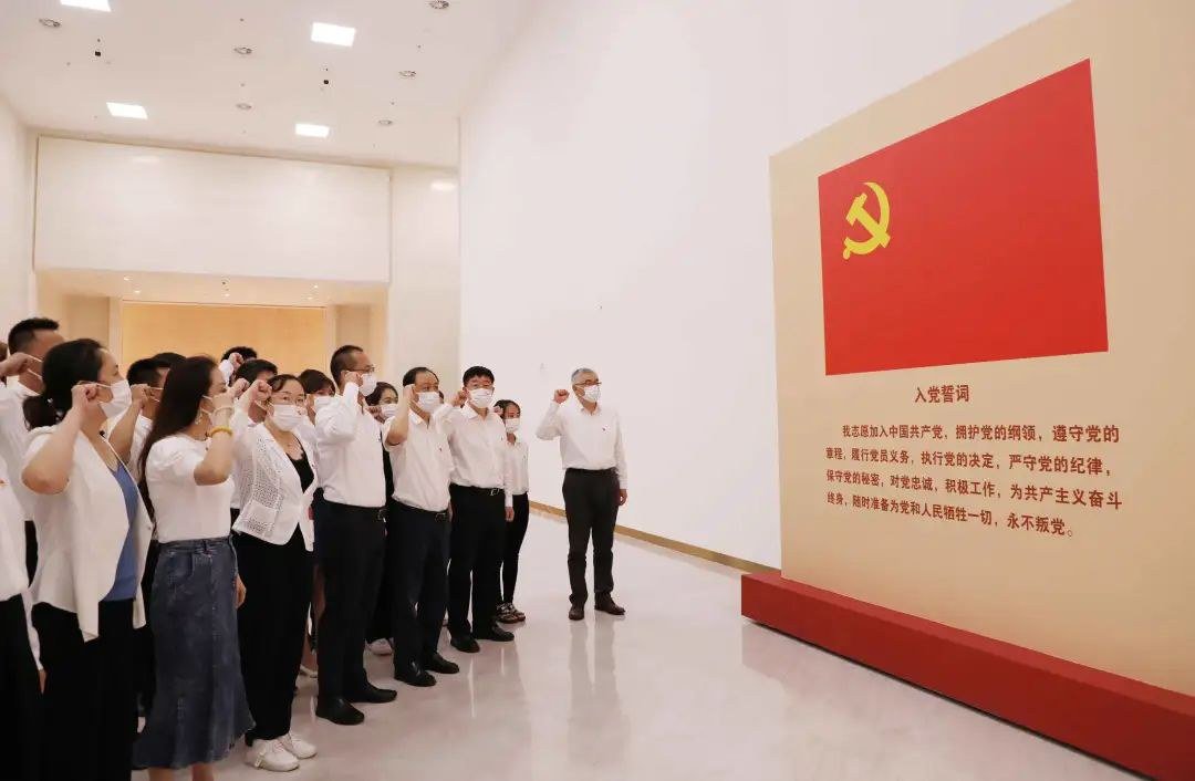 中建设计研究院总部一、二党支部及总部设计一院党支部参观了中国共产党历史展览馆,重温入党誓词,从党的奋斗历史中汲取前进力量。