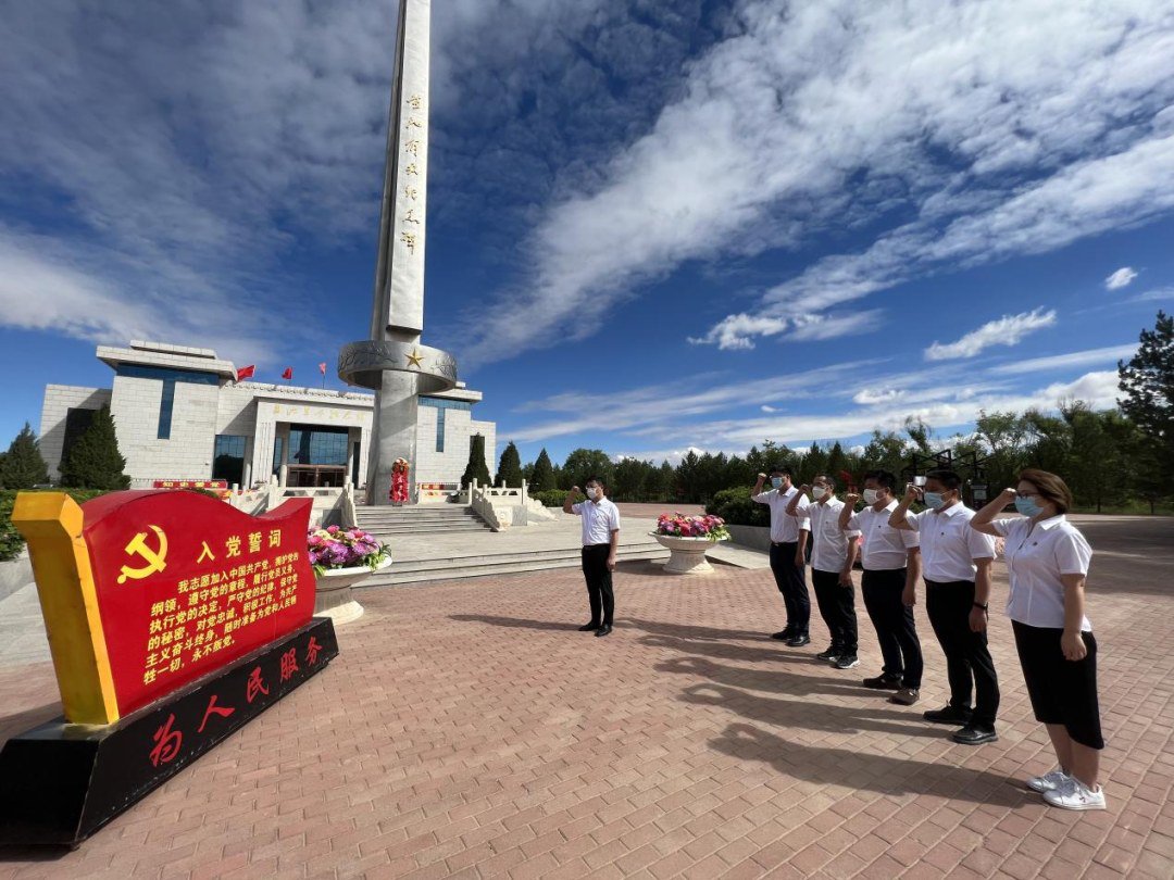 中建六局水利水电公司西北分公司党支部走进宁夏吴忠市盐池县革命历史纪念园重温入党誓词,向革命烈士敬献花篮,缅怀革命先烈的丰功伟绩。