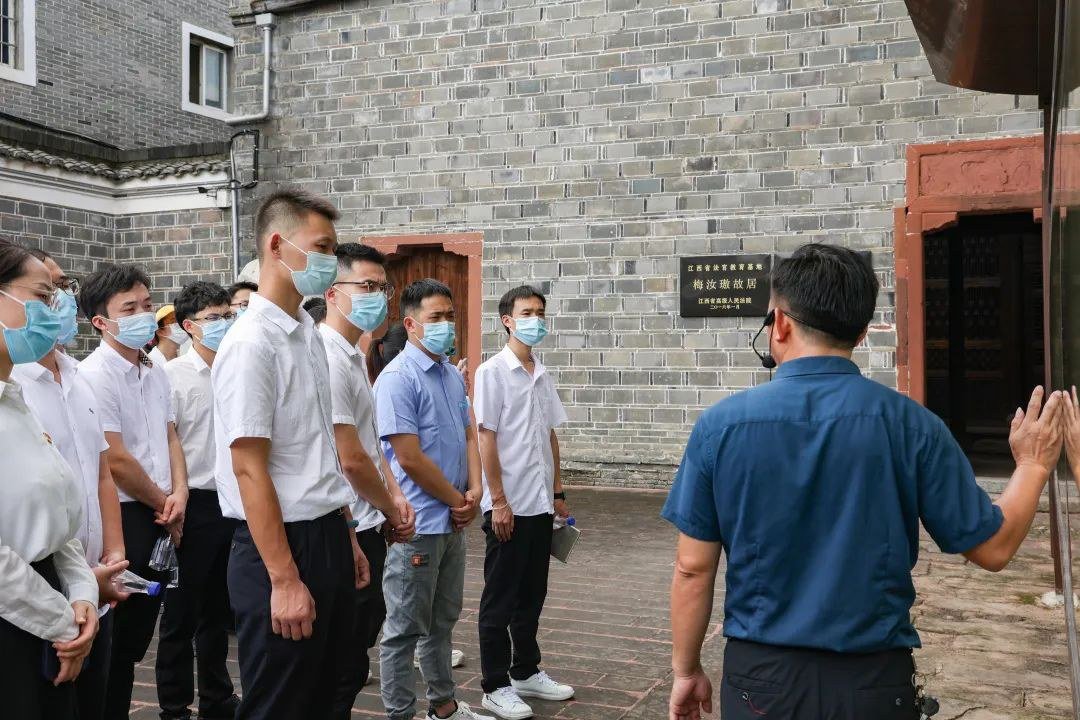 中建四局党员走进法治文化教育基地,了解梅汝璈在东京审判中为中国赢得荣誉和尊严的艰辛历程,激发广大党员干部职工干事创业热情。