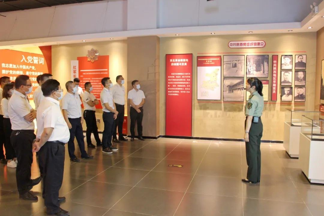 中建方程新疆老城区公司党支部组织党员参观了延安精神新疆教育基地,沉浸式追寻红色记忆,在感受光辉历程中坚定信仰,以红色精神激发奋进力量。