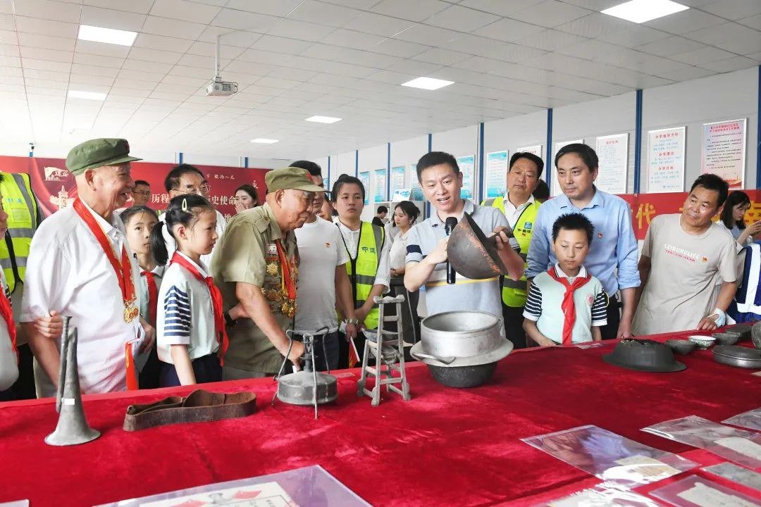 中建五局二公司合肥葛大店幸福城项目党支部联合合肥市新四军历史研究会等单位党组织开展主题党日活动,101 位党员群众齐聚一堂,庆祝建党101周年。