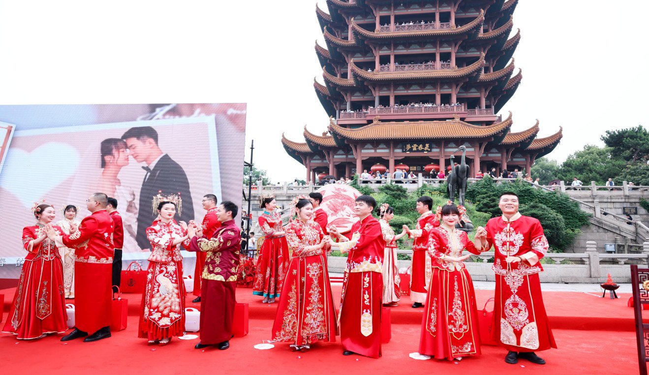 5 月 20 日,中建三局总承包公司联合外部单位在武汉黄鹤楼公园举办“缘在中建 情定武昌”青年集体婚礼,18 对新人在享有“天下江山第一楼”之誉的黄鹤楼前许下爱的誓言。
(张世宇)