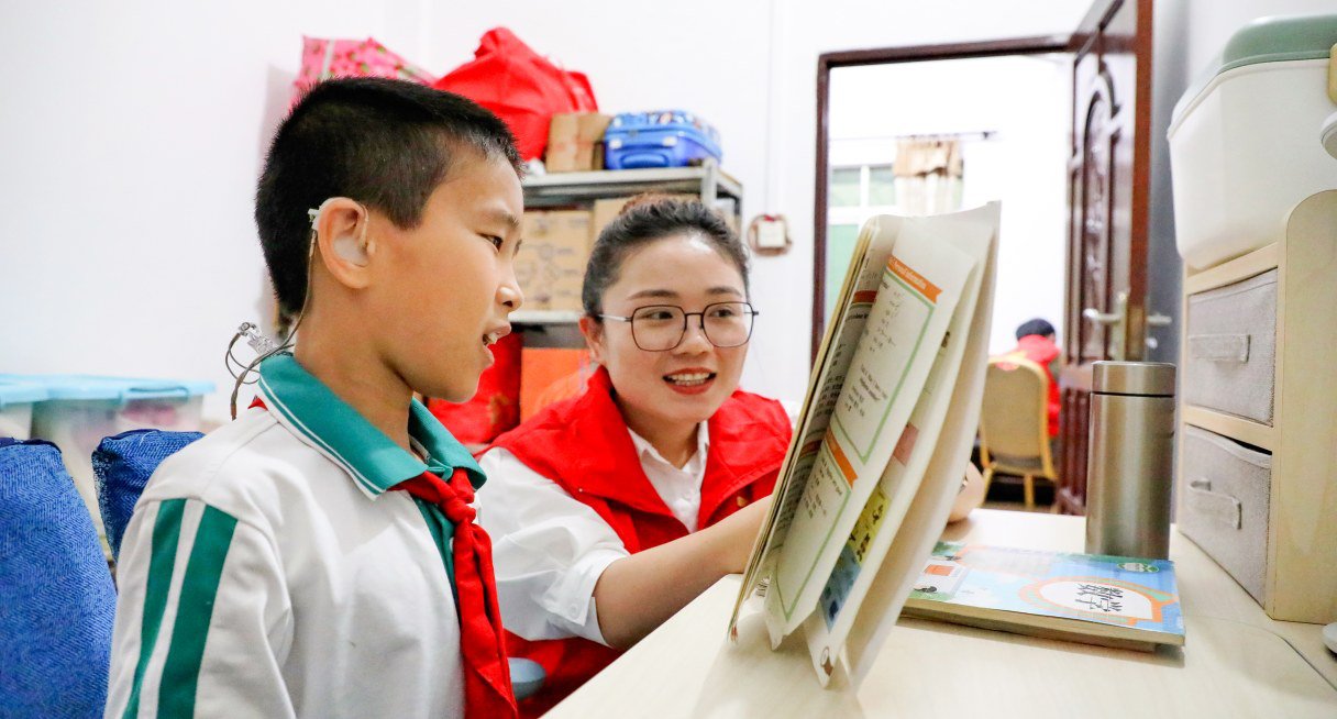 5 月 18 日,中建四局华南公司精诚志愿者走进“羊城希望书房”阅读空间改造家庭,进行改造情况回访,辅导听障儿童学习,并送上生活物资,提前祝福孩子们儿童节快乐,健康成长。
(程毅)