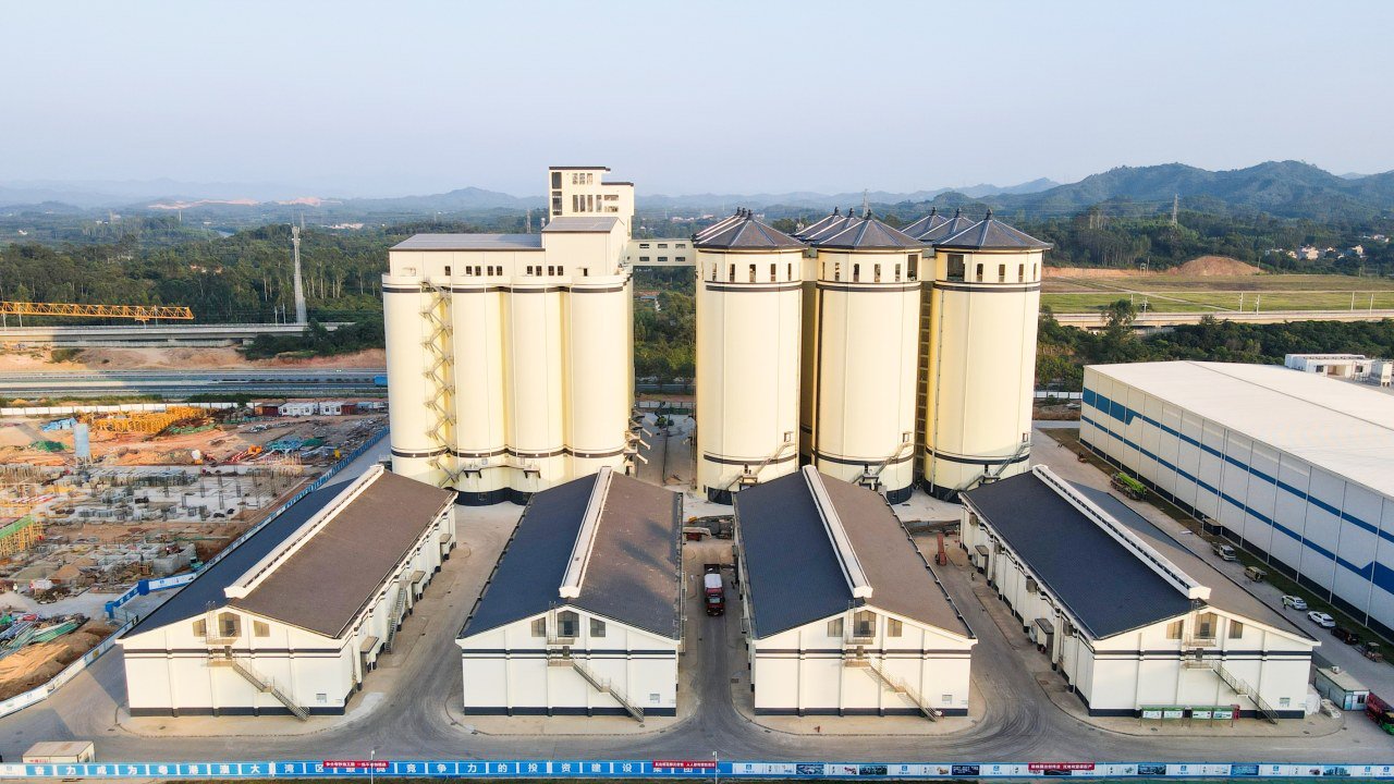 由中建四局承建的粤港澳大湾区(广东·惠州)绿色农产品生产供应基地项目一期冷链顺利通过竣工验收。项目是落实《粤港澳大湾区发展规划纲要》的部省合作重点项目。建成后将成为粤港澳大湾区规模最大、品类最全、功能最优、联农最广的现代农业与食品产业集群。
(张 红)