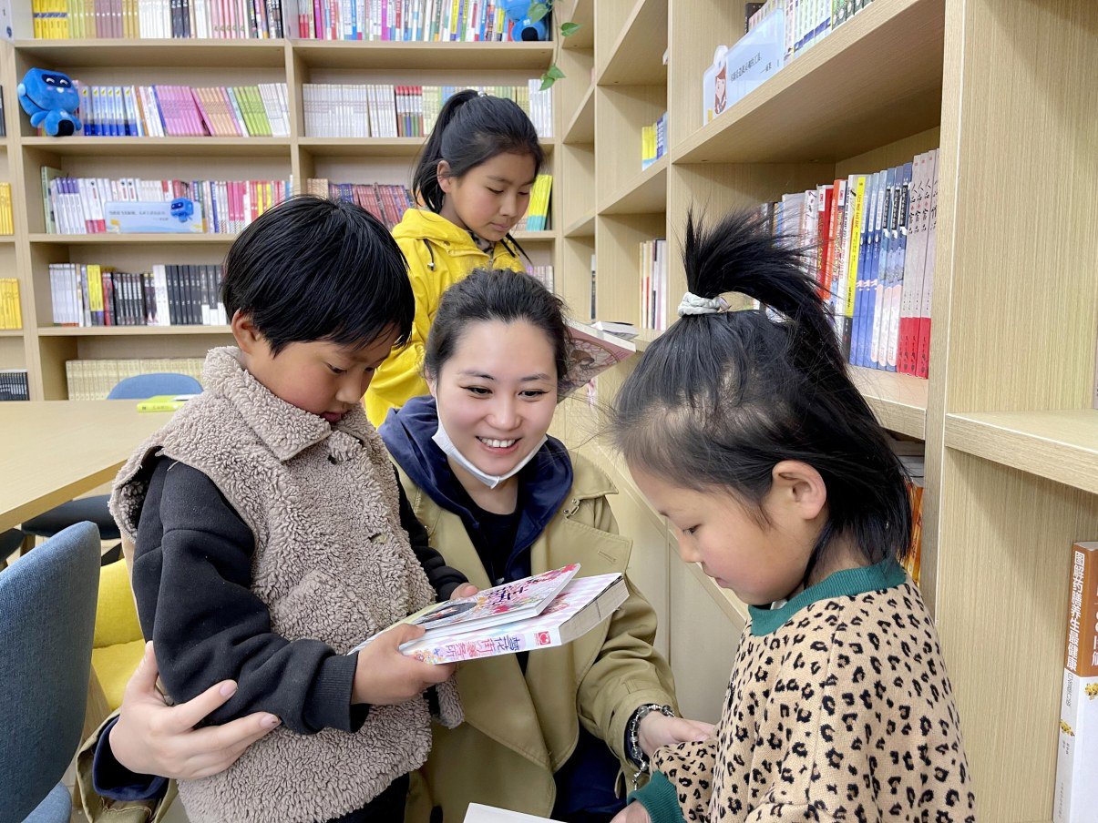 近日,中建二局中建玖合公司依托在甘肃省康乐县募资建设的乡村文化振兴基地“玖合书屋”,开展青少年课外阅读日活动,孩子们走进书屋翻阅喜爱的书籍,用知识点亮成长梦想。
(张博冕、何雪飞)
