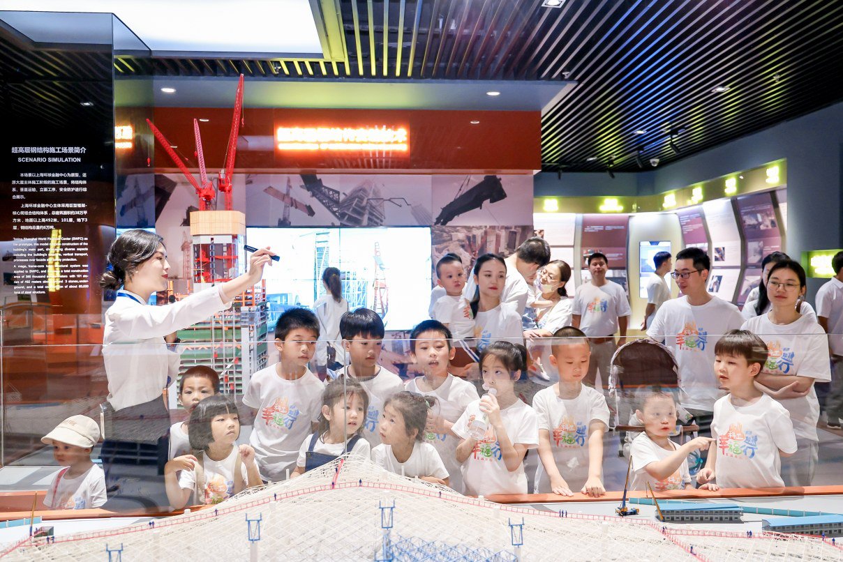 5 月 27 日上午,中建科工开展“科工·幸福行”家属开放日活动,邀请近 20组职工家庭参加活动。小朋友们参加“穿越结构森林”“博物馆探秘”“建筑小课堂”“建筑集市”等环节,探索建筑的奥秘。
(吴沛隆)