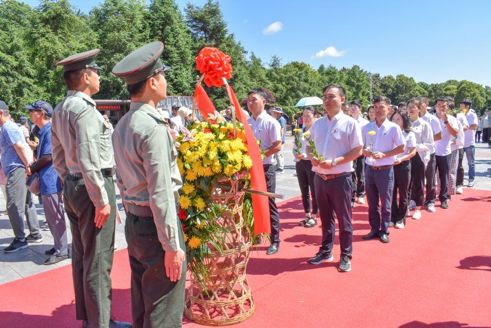中建西部建设湖南公司组织党员向
毛泽东铜像敬献花篮