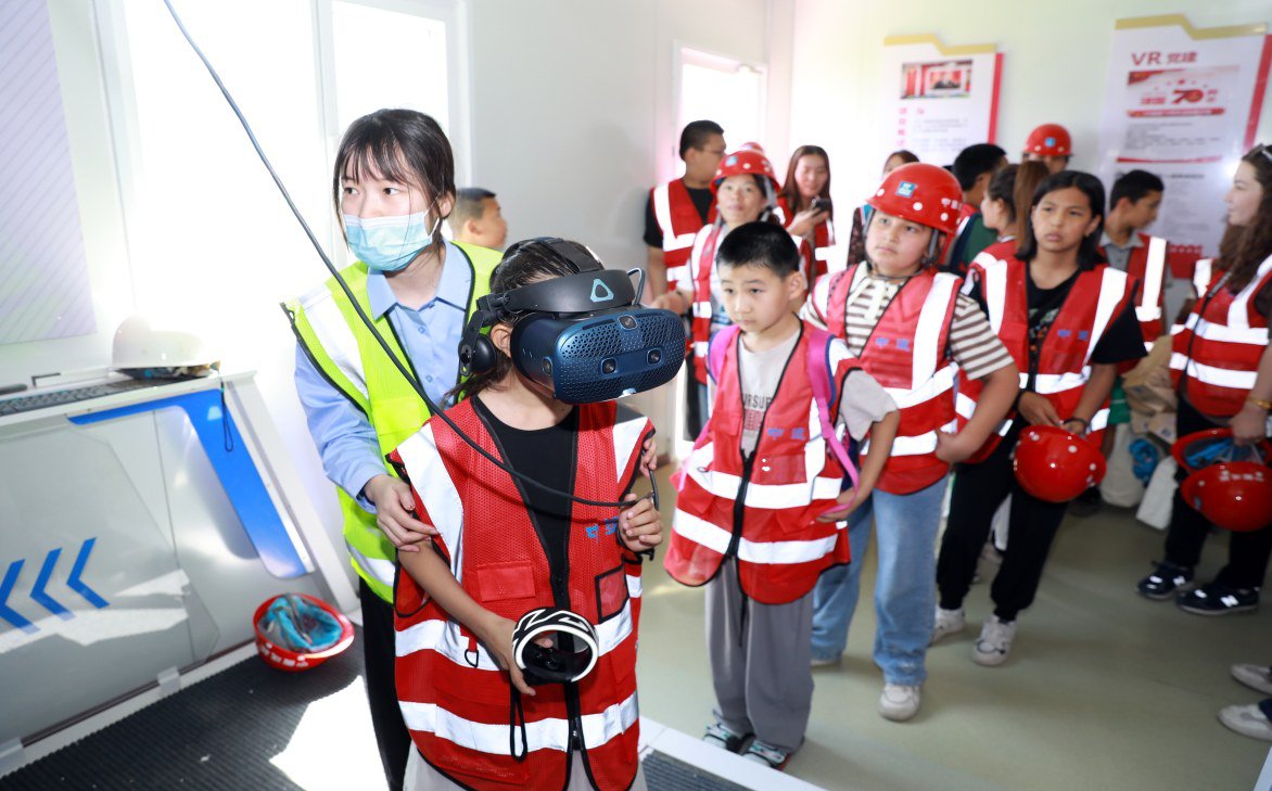 近日,中建新疆建工在乌鲁木齐市第八人民医院建设项目举办“建证世界更美好”开放日活动,来自全国各地的“小候鸟”通过实地观摩、VR 互动等形式,了解工程建设、安全生产等知识,加强项目职工与子女之间的沟通交流。
(李伟鼎)