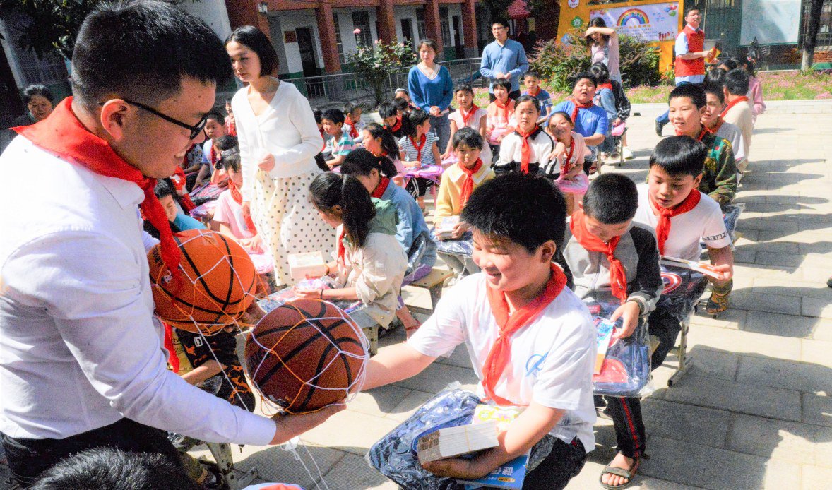 近日,中建七局一公司联合外部单位走进杏山管理区韩营小学,开展“红领巾心向党”关爱农村留守儿童志愿活动,为大家送去学习用品、运动器材和红色读物,并为三家特困户送去米面油奶等用品。
(杨桦)