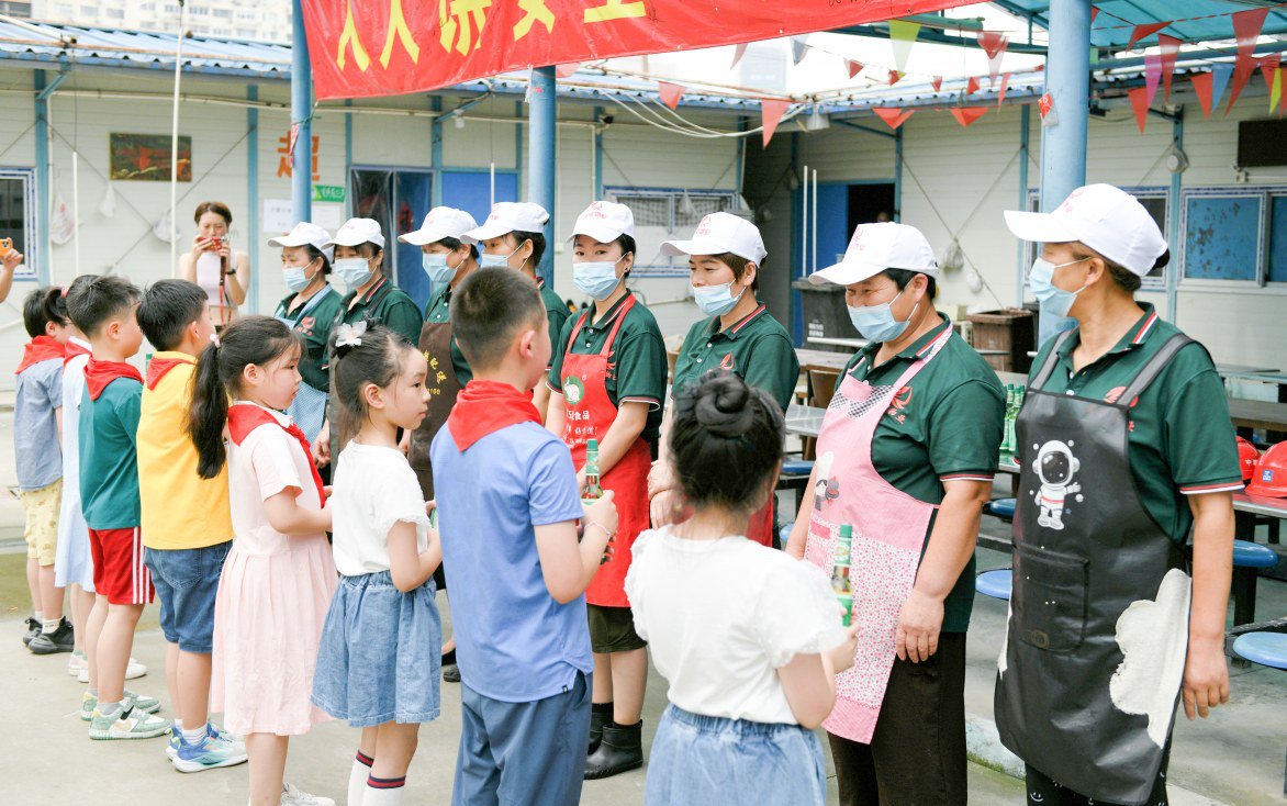 近日,中建八局上海市安康苑项目迎来了上海市长宁区江苏路小学“小雏鹰”志愿者们,孩子们在项目部接受安全教育,随后在食堂开展志愿清扫活动,并与项目人员互赠爱心礼物。
(倪修龙)