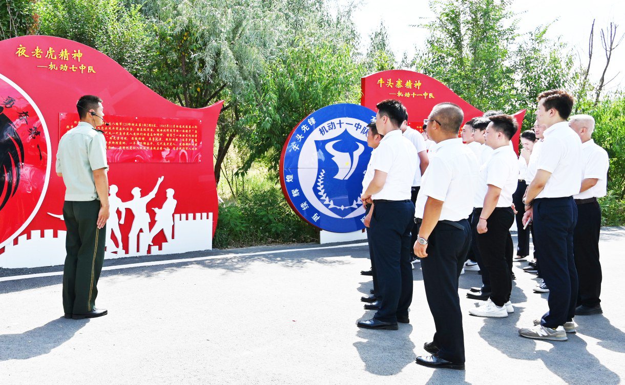 近日,中建新疆建工开展“赓续红色力量 建证使命担当”主题党日活动。党员们走进驻地武警连队,参观警营文化长廊,畅叙军民鱼水情,进一步做好新时代双拥共建工作,传承和弘扬爱国拥军的光荣传统。
(高晓婷)