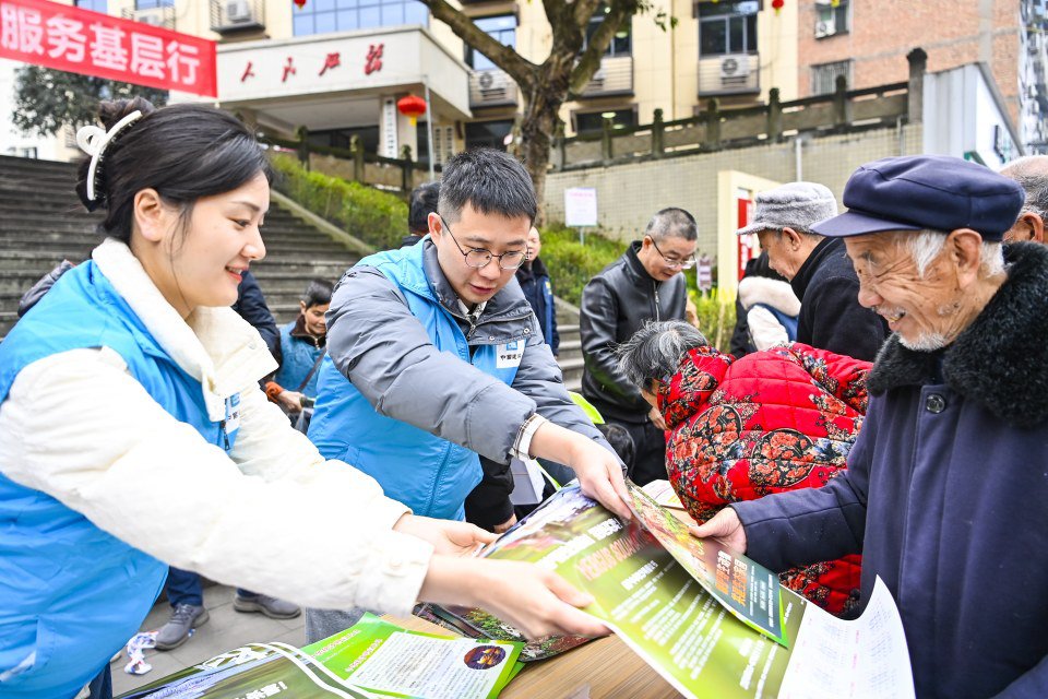 中建二局西南公司实业公司联合属地重庆市江津区林业局开展“携手构建共生之美”关爱保护野生动植物主题公益活动,向市民朋友宣传保护野生动植物知识。
(曾蓉)扫码观看相关视频