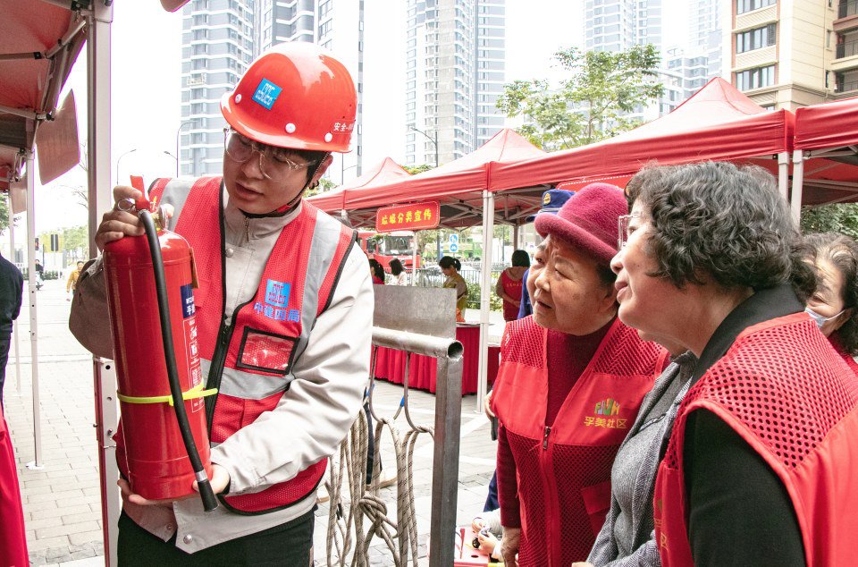 中建四局建设发展公司厦门海沧祥露小区项目、马銮湾保障房地铁社区二期项目联合属地社区、消防支队开展消防安全科普志愿服务,向社区居民普及消防安全知识,讲解并实操消防器材使用方法。
(石隽哲、黄畅)