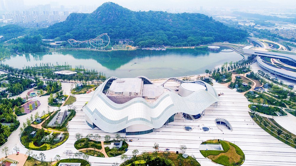 中建三局承建的江苏省 2023 年重点文旅产业项目——苏州狮山大剧院落成。项目位于江苏省苏州市高新区,总建筑面积约 14.3 万平方米,由狮山大剧院及涵盖峡谷公园、商业街、游乐场等的地下空间组成。项目投用后将成为世界经典音乐剧《剧院魅影》中国巡演七站之一,打造成为苏州最新的文化艺术创作中心、展示中心、交流中心。
  (栾东燃)