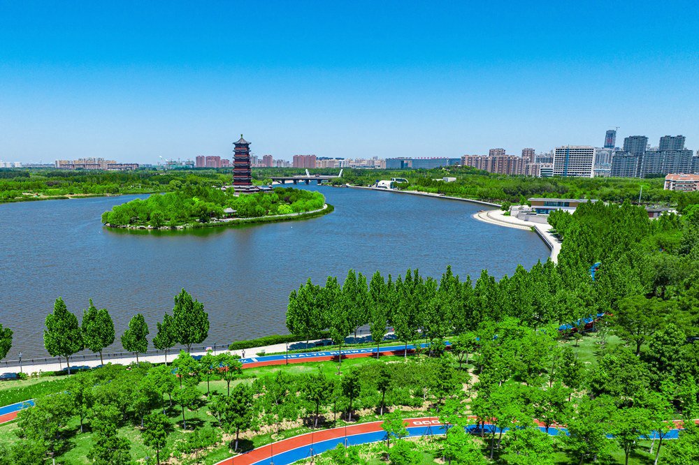 中建八局承建的山东省淄博孝妇河生态修复项目(标段三)经开段、周村段全面竣工。孝妇河被誉为淄博的“母亲河”,项目河道生态修复长度25.7千米,整体覆盖面积约 565公顷。项目统筹沿河绿地建设,提升 15个原有公园,新建 15 个生态公园,打造 12 个主题植物风貌,以孝妇河景观带为主轴,打造全域公园城市建设的先行示范、高品质生态走廊。
  (关健)