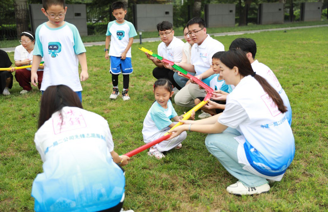 近日,中建一局二公司“小工匠”暑期青禾学堂正式结业,公司精心设置安全健康、文化体育等多样化课程,“建证未来·先锋”青年志愿者化身“代班老师”,为孩子们打造了一个安全愉快、收获满满的趣味假期。
  (高娆)