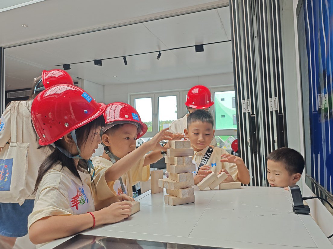暑假期间,“童享模块魅力 建证宜居湾区”——中建科工第七届蓝领职工子女夏令营(绿色科技公司站)成功举办。来自香港简约公屋 SS M518 项目及模块产品智能制造工厂的 18 个职工家庭共计 50 余人齐聚广东,开展一场大湾区之旅。
  (杜俊)
