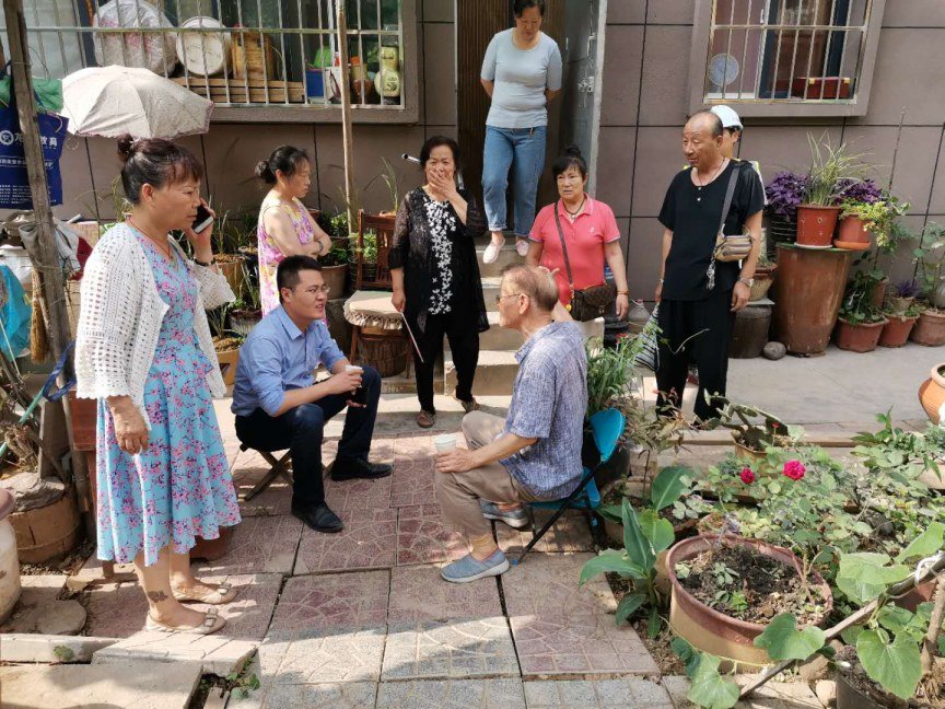 项目工作站人员多方征求居民意见建议