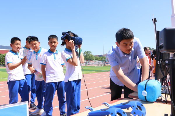 近日,中建海峡华北分公司受邀参加北京四中顺义分校首届“和润杯”科技节,通过智能眼镜、BIM+VR数字化施工虚拟现实体验设备等,精彩呈现中国建筑智慧工地建设中的“黑科技”。
  (王英)