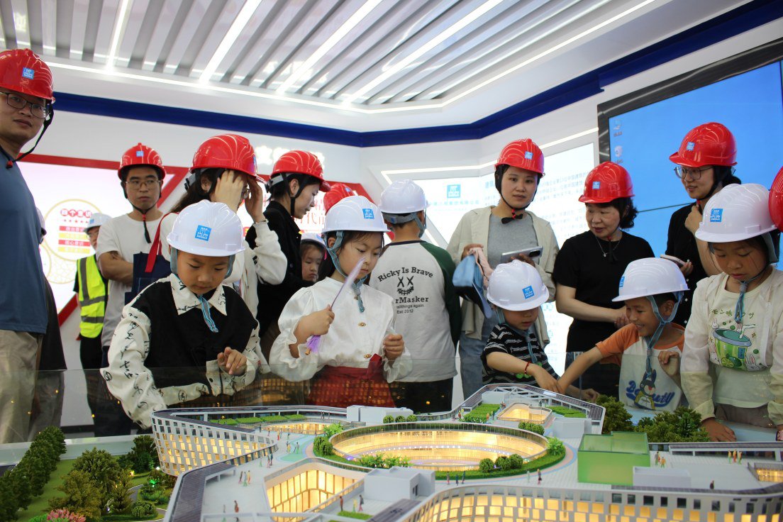 日前,中建三局总承包公司浙江省平湖市科创青年城项目组织街道社区儿童开展工地开放日活动,在智慧展厅内,“小建筑师”们认真听中建三局的“老建筑师”讲解安全知识、工程信息化技术及绿色施工工艺。
  (姜源)