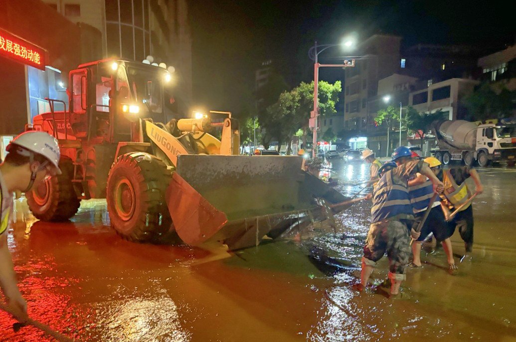 台风“蝴蝶”带来的强降雨导致广东云浮多地出现严重内涝、道路塌方等灾情,中建股份深南高铁 SNSG-3标项目第一时间组织救援队伍与地方应急人员通力协作,运送物资、清除障碍,在最短时间内打通了多条“生命通道”。
(陈尧、季楚)
