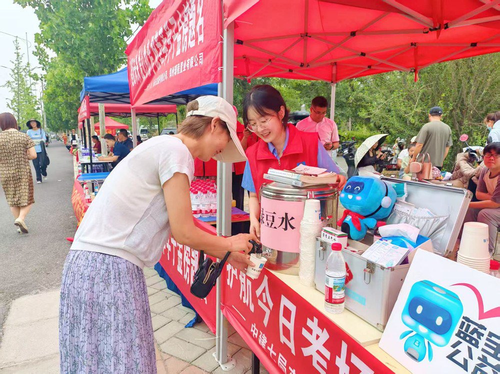 中建七局连续第 15 年开展爱心送考助考志愿服务,组织130 余辆爱心送考专车点对点接送,设立 70 余个爱心助考服务站心贴心关怀,覆盖全国 16 个省(直辖市)、39 座城市,以央企责任担当接力护航考生圆梦。
(柒轩)