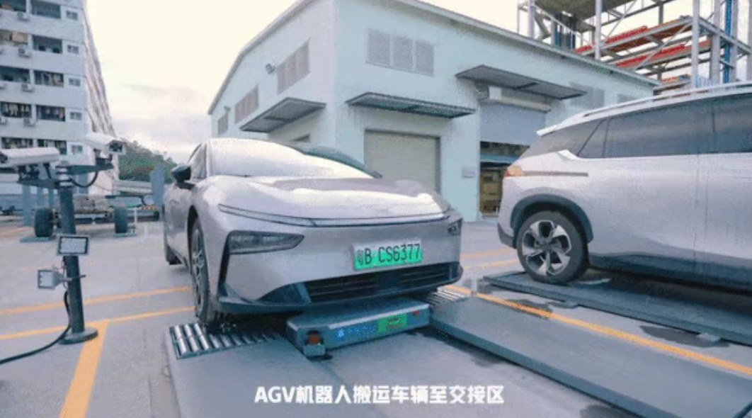 AGV机器人稳稳托起车辆,送到充电区域
充电机器人自动为车辆充电
取车时,车主用手机点一下预约取车
车辆被机器人自动运回交接区