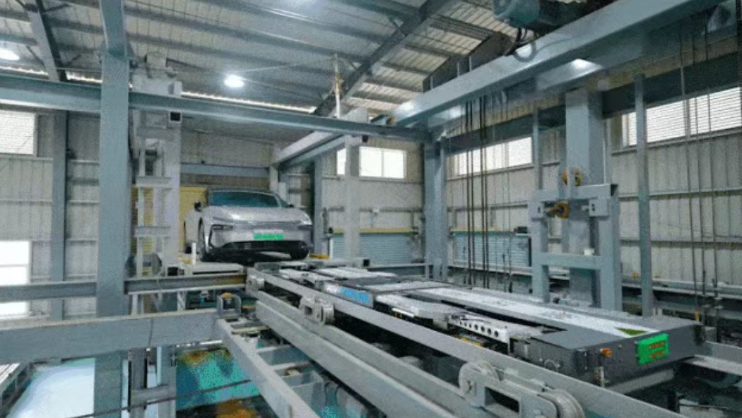 充电完成后,机器人将车精准停入立体停车库