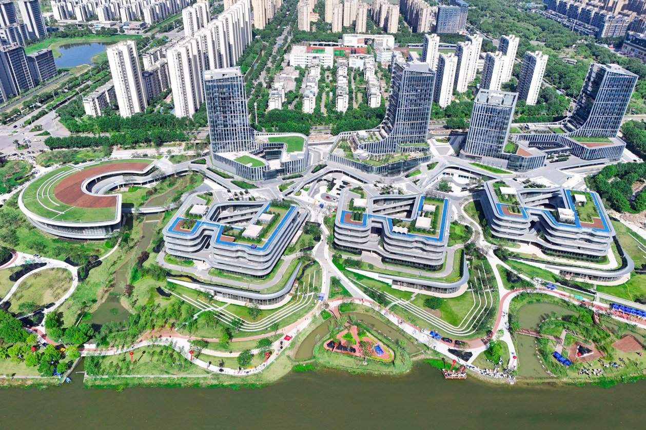 中建三局总承包公司承建的安徽芜湖梦溪科创走廊一期项目竣工。项目总建筑面积约 36.4 万平方米,建设内容包括独栋研发办公楼、双创中心、孵化器、加速器等 11栋单体建筑及相关配套设施。作为安徽省重点项目,项目建成后将承担城市新兴产业研发和配套生活的功能,助力芜湖打造成为面向长三角的创新高地。
(罗玉箫、童泷)