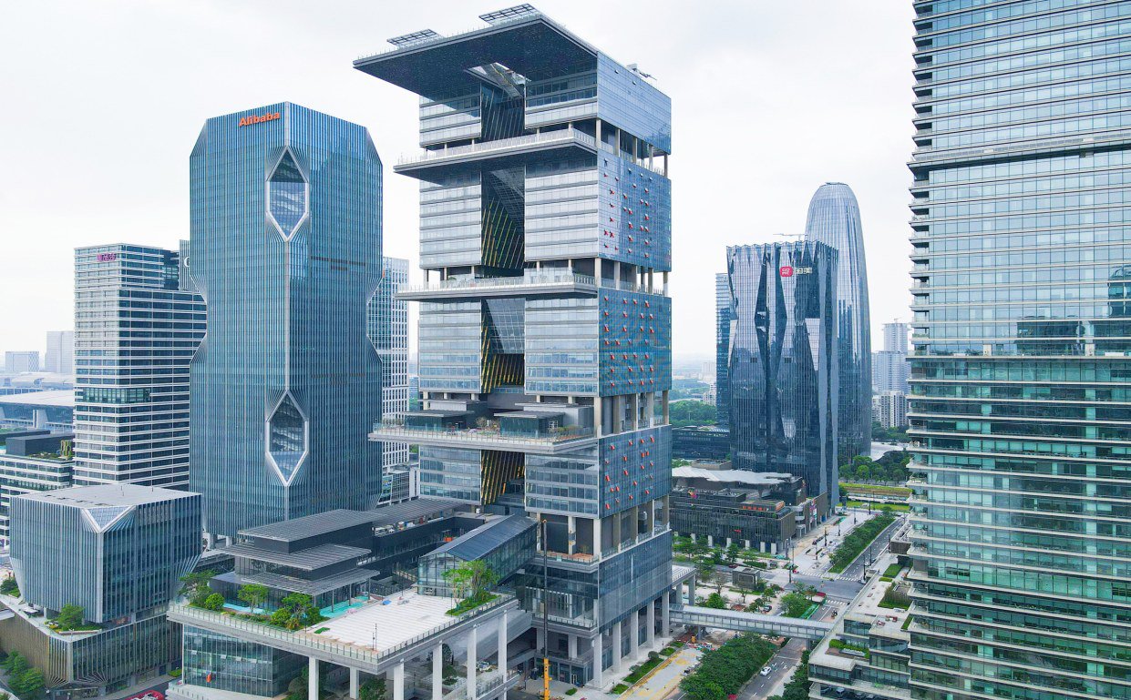 中建二局承建的腾讯广州总部大楼项目通过竣工验收。项目位于广州市琶洲互联网创新集聚区核心区,总建筑面积 17.4万平方米,建筑高度 206.75米,集科研、办公及配套设施综合为一体。项目建成后将成为广州核心区代表性建筑之一,与珠江新城、广州国际金融城隔江相望,共同助推粤港澳大湾区腾飞。
(赖其学)