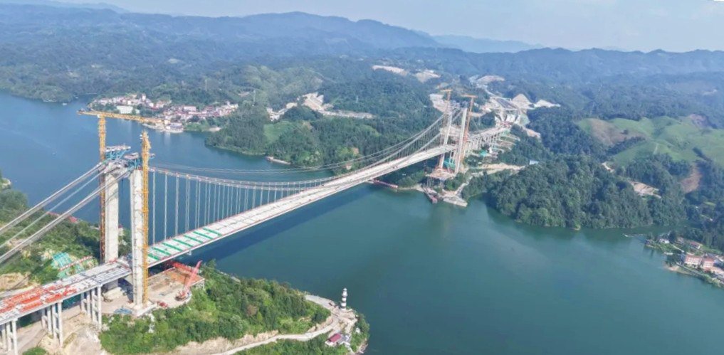 中建科工旗下中建钢构参建的洞庭溪沅水特大桥主桥合龙。洞庭溪沅水特大桥是湖南省张官高速关键控制性工程。大桥横跨沅水下游五强溪水库,全长 1707 米,采用双塔单跨悬索桥设计,主桥跨度达 800 米,是湖南省在建跨度最大的悬索桥工程。中建钢构负责钢结构制造、供应、桥面板安装及现场连接作业。
(徐腾)