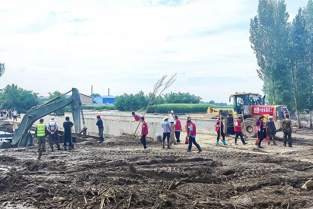 中建八局西北公司甘青分公司参与清淤
中建新疆建工西北公司西北民族大学榆中校区项目部参与清障清淤