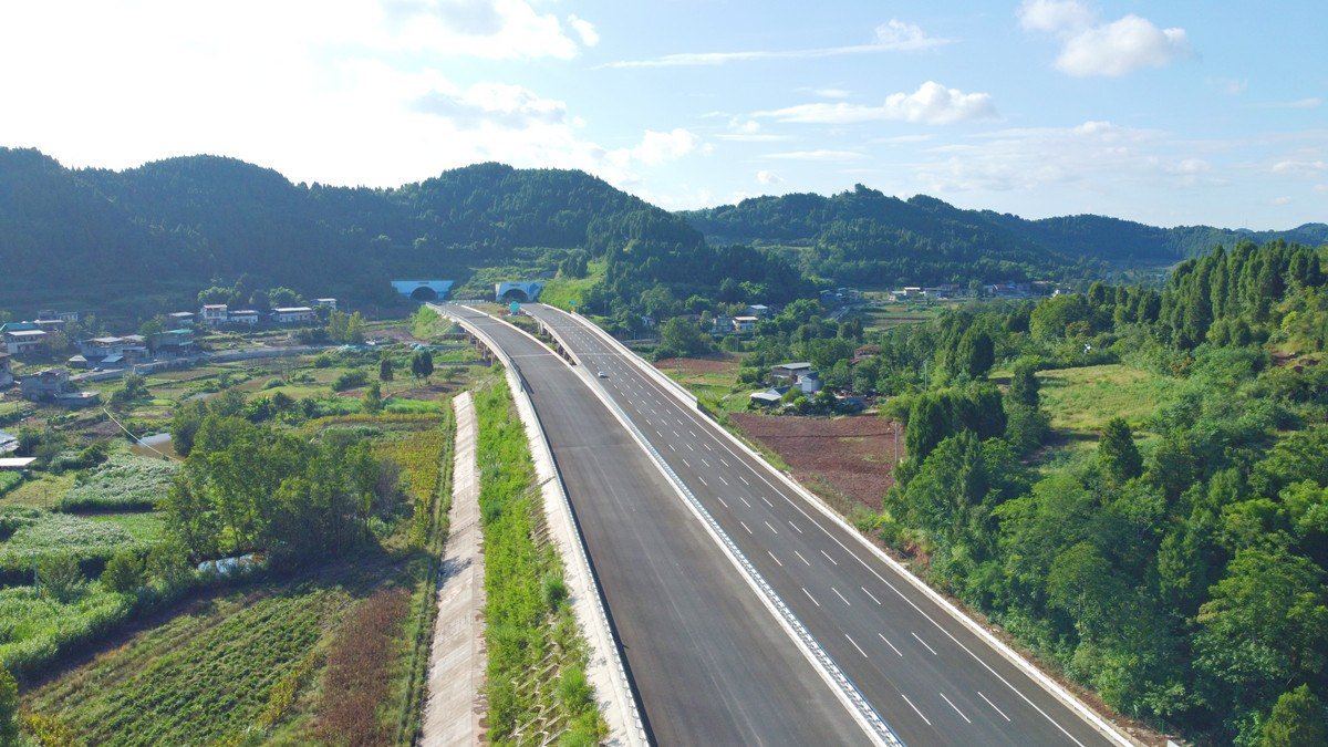 中建六局中建桥梁承建的成都-南充高速公路(简称成南高速)扩容 LJ6标项目南充至成都方向通车。成南高速扩容 LJ6标项目位于四川省遂宁市大英县境内,路线全长 11.36 千米。其中,扩容线路 3.70 千米,新建线路 7.66 千米,涵盖路基、桥梁、隧道、交安绿化及服务区等全链条工程。项目按一级公路标准建设,双向八车道,设计时速 100公里。项目投用为成渝地区双城经济圈交通网络升级注入强劲动力。
(罗海均)