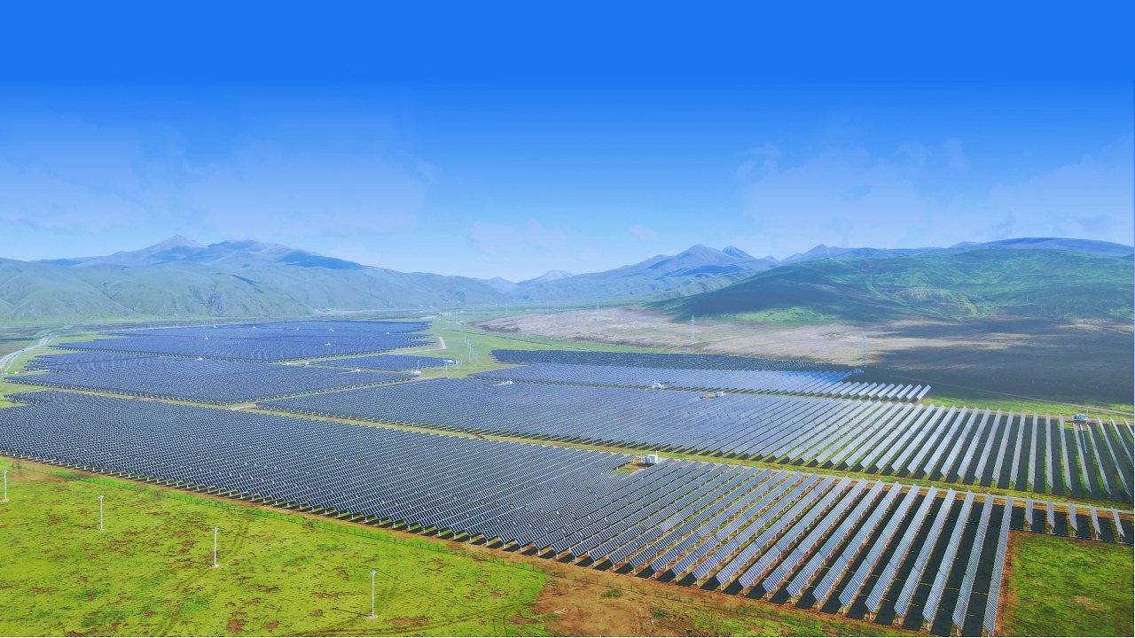 中建八局承建的四川省色达县 10万千瓦高海拔新型储能实证项目实现全容量并网发电。项目位于四川省甘孜藏族自治州色达县,占地面积 165万平方米,采用“草光互补”开发模式,将光伏发电与畜牧业有机结合,配合牧草轮作机制高效实现“上可发电、下可畜牧”的绿色生态开发模式。项目投运后预计每年可输送清洁电能约 2.17 亿千瓦时,植被覆盖率同比提升 40%,显著改善区域生态环境。
(陈琪)