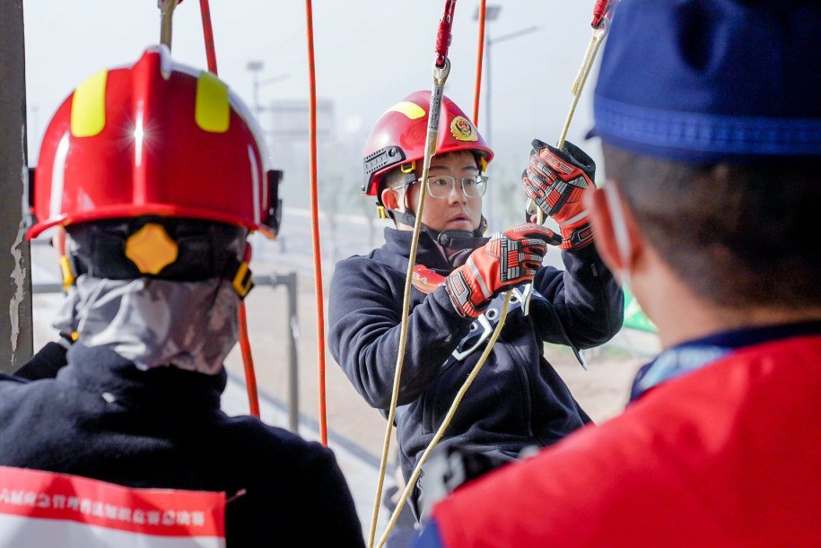 地震救援演练火灾逃生演练溺水救援演练
