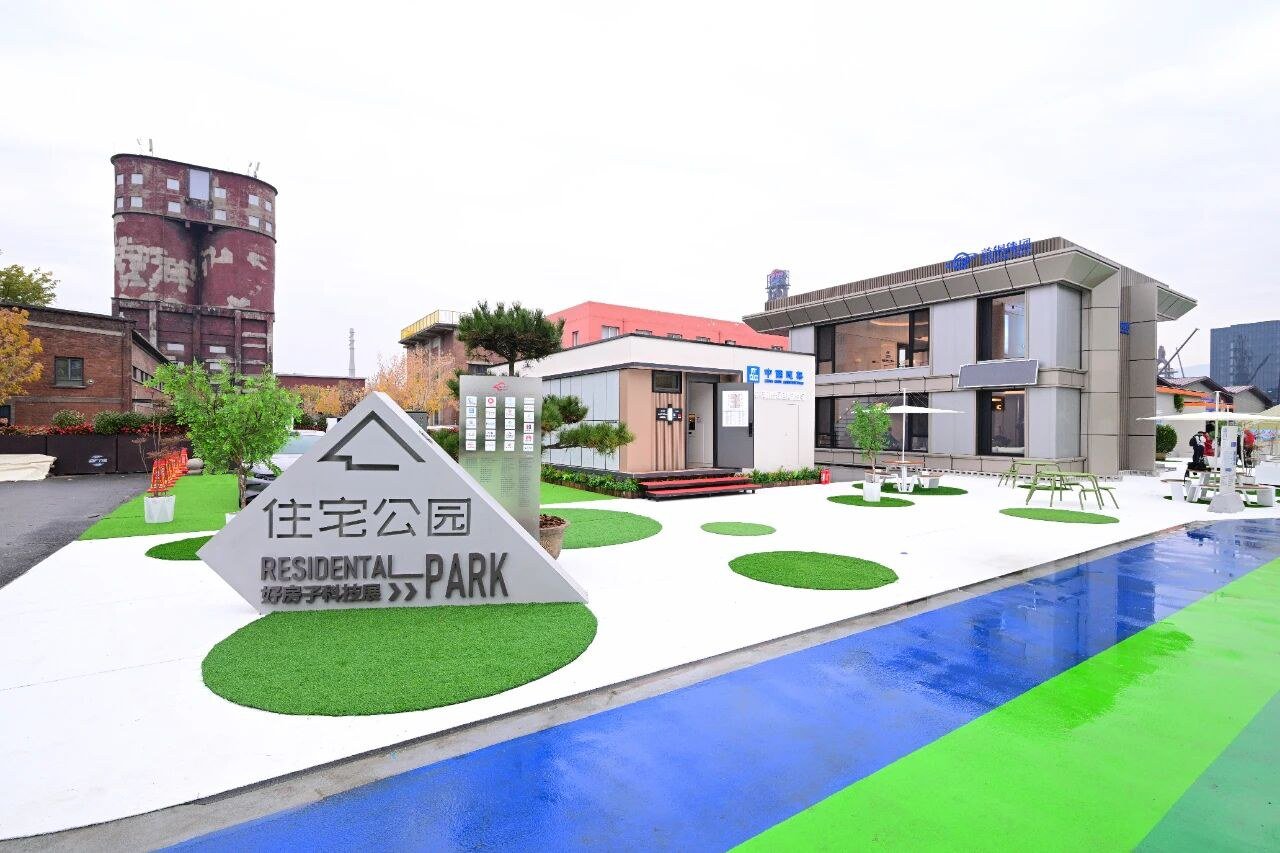 自主产能,屋顶和外墙采用钙钛矿BIPV,日均可发电 20 千瓦时。高效储能,配有“能量魔方”可储电 100千瓦时,可供 8-10 户居民使用,多个建筑可以形成微电网群,实现能源调度,满足园区和社区使用;V2B 充电桩支持建筑与电动车双向充放电,在建筑需要用电的时候,电动汽车可以反向给建筑供电。安全用能,采用全电气化设计,高效率、好控制,提升舒适度和安全性。智慧节能,采用高性能围护系统,并配置全屋智能系统,实现人走灯关、人走空调停,建筑综合节能率可达83%。