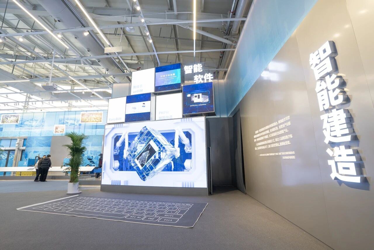 智能建造展区通过智能软件、智能装备、智能管理以及集成式智能作业场景四大板块,重点展示“天蝉”施工机器人系统、塔机远程驾驶智能集控系统、无人塔吊、中优云视云骥无人机、斯维尔系列国产软件、SECM 竖井掘进机等35项展品,系统化体现新一代信息技术与工业化建造技术深度融合形成的人机协同建造方式,展现从“建造”到“智造”的跨越。